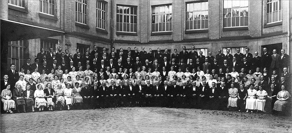 Technische Federn seit 1909 aus der Federnfabrik Weigel: Belegschaft im Jahr 1934