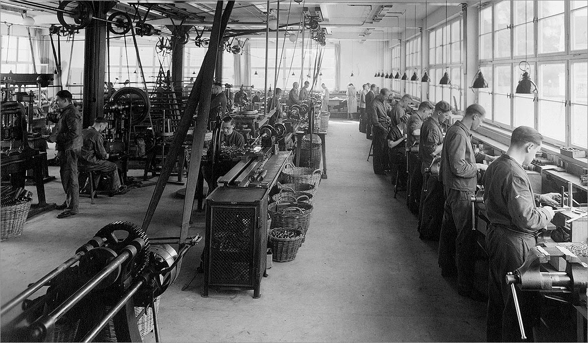 Federherstellung 1935 in der Alfred Weigel Federnfabrik für technische Federn