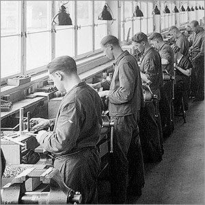 Federherstellung 1935 in der Alfred Weigel Federnfabrik für technische Federn